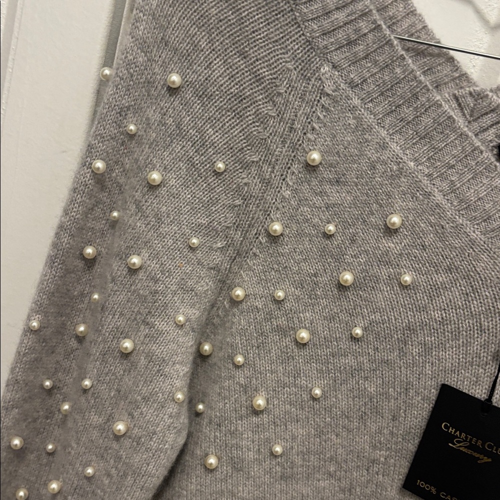 NWT 100%Cashmere Charter Club Light Gray V-Neck Sweater with Pearl Details - Picture 3 of 5